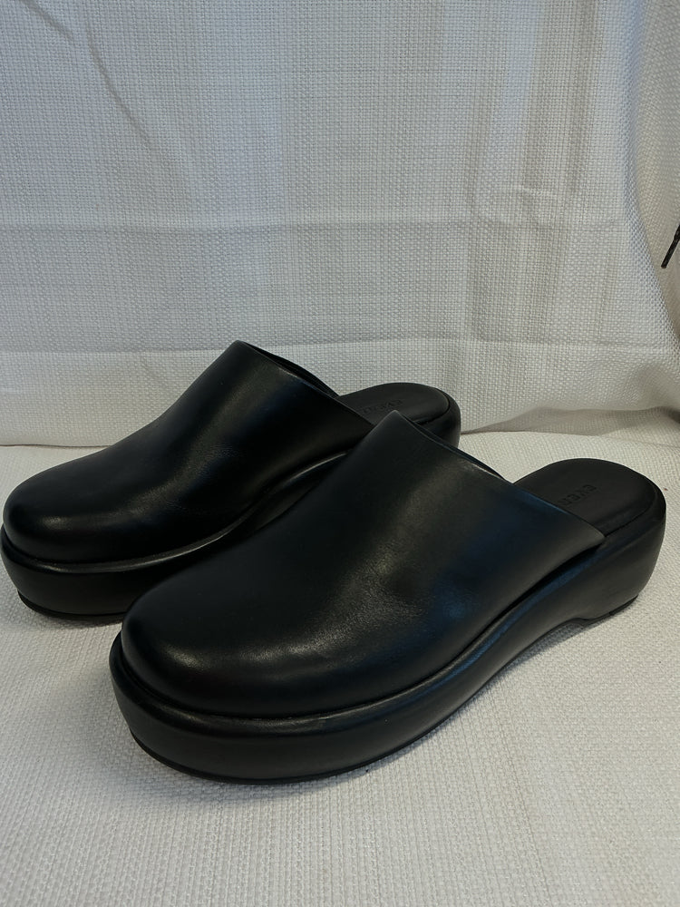 Everlane Shoe Size 8.5 Black The Puffa Clogs