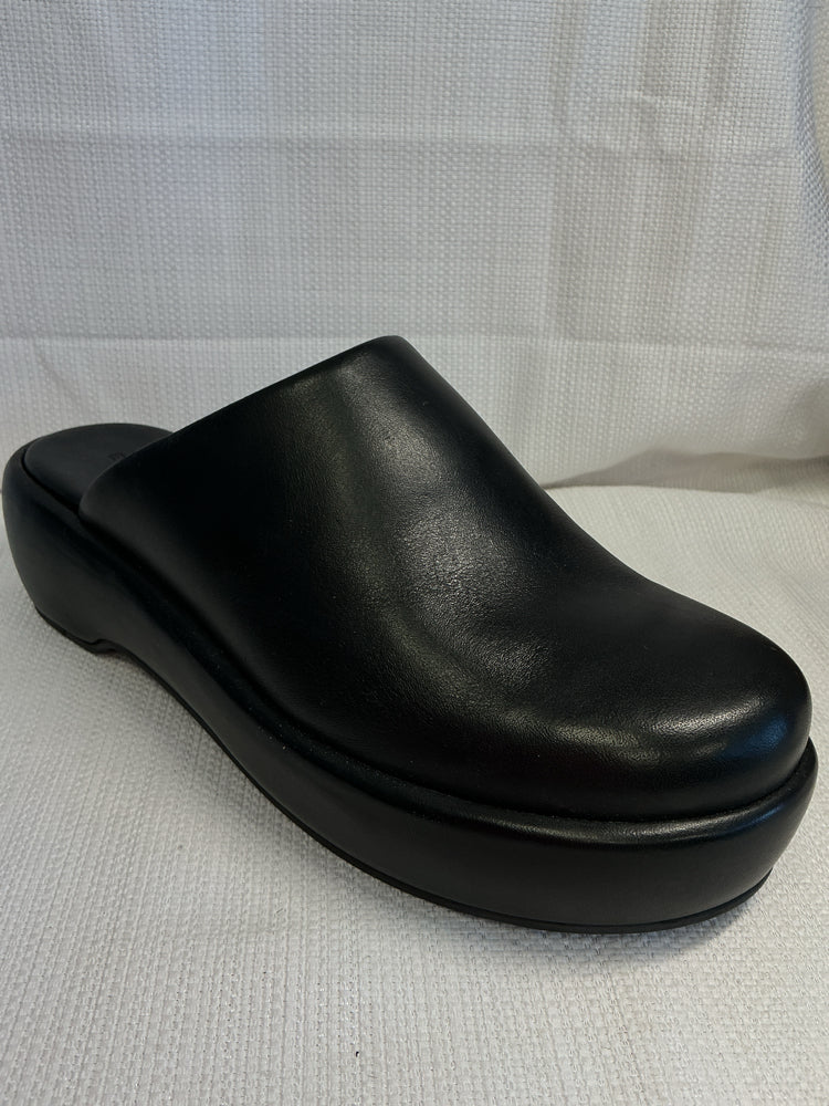 Everlane Shoe Size 8.5 Black The Puffa Clogs