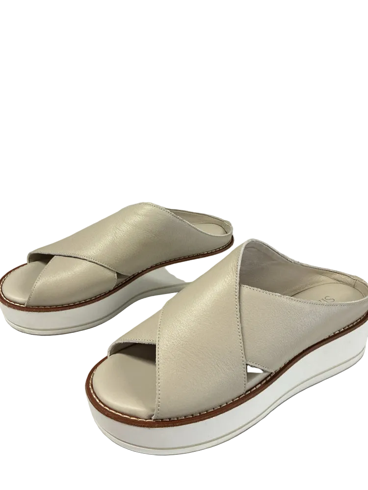 Silent D Shoe Size 7/7.5 Gray Sandals