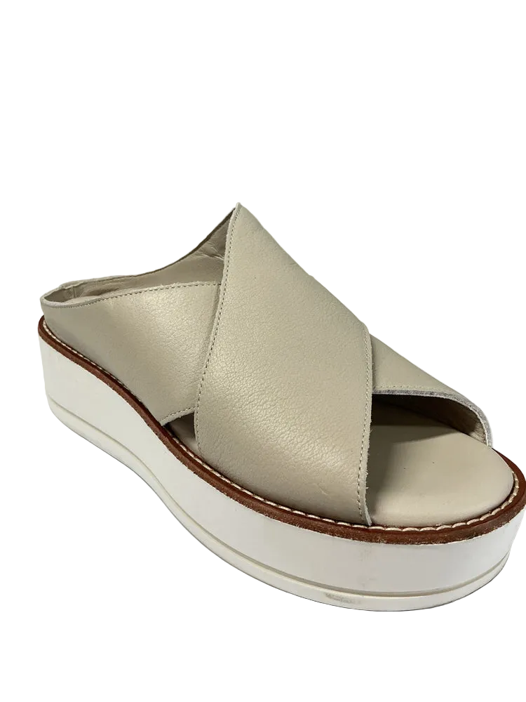Silent D Shoe Size 7/7.5 Gray Sandals