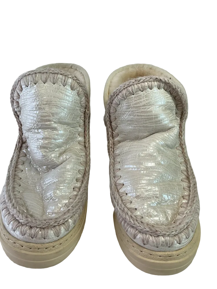 MOU Shoe Size 10 Cream Boots