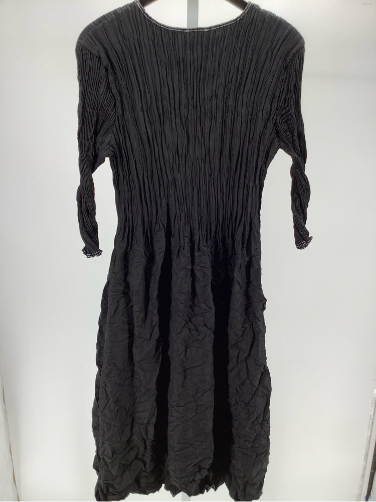 Alquema Size M/L Black Smash Pocket Dress