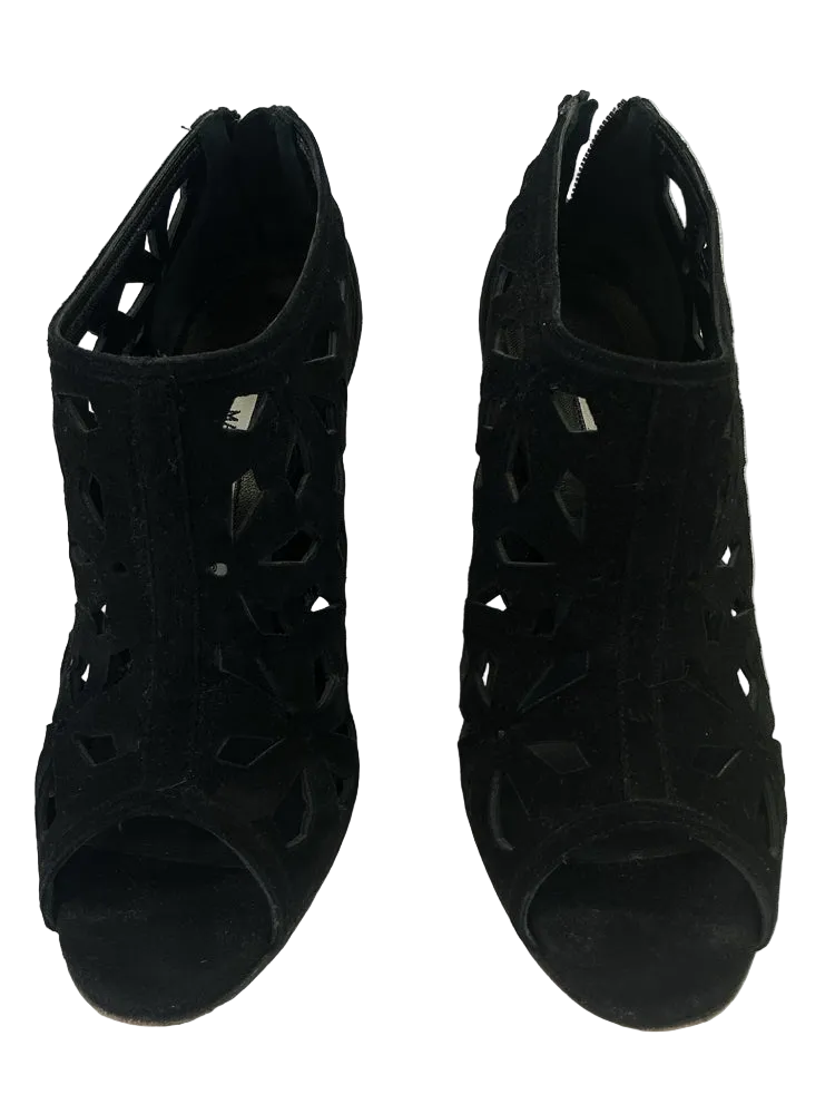 Manolo Blahnik Shoe Size 7.5 Black Heels