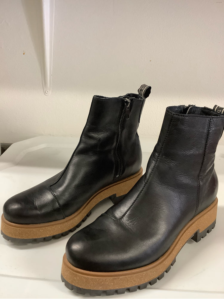 Taos Shoe Size 7.5 Black Downtown Booties