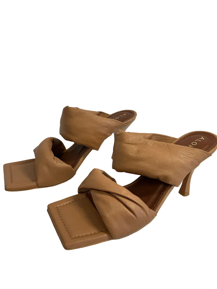 Alohas Shoe Size 7/7.5 Tan Heels