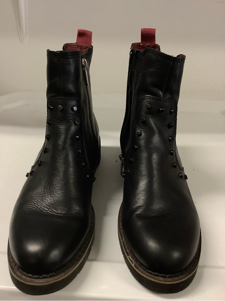 Pikolinos Shoe Size 8.5 Black & Red Victoria Booties